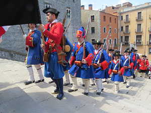 Girona resisteix! Jornades de recreaci&oacute; hist&ograve;rica de la Guerra de Successi&oacute;. Desfilada pels carrers