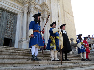 Girona resisteix! Jornades de recreaci&oacute; hist&ograve;rica de la Guerra de Successi&oacute;. Desfilada pels carrers