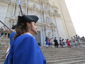 Girona resisteix! Jornades de recreaci&oacute; hist&ograve;rica de la Guerra de Successi&oacute;. Desfilada pels carrers