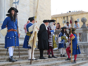 Girona resisteix! Jornades de recreaci&oacute; hist&ograve;rica de la Guerra de Successi&oacute;. Desfilada pels carrers