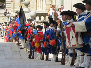 Girona resisteix! Jornades de recreaci&oacute; hist&ograve;rica de la Guerra de Successi&oacute;. Desfilada pels carrers