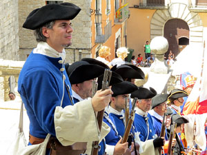 Girona resisteix! Jornades de recreaci&oacute; hist&ograve;rica de la Guerra de Successi&oacute;. Desfilada pels carrers
