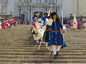 Girona resisteix! Jornades de recreaci&oacute; hist&ograve;rica de la Guerra de Successi&oacute;. Desfilada pels carrers