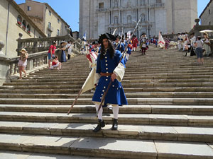 Girona resisteix! Jornades de recreaci&oacute; hist&ograve;rica de la Guerra de Successi&oacute;. Desfilada pels carrers