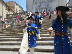 Girona resisteix! Jornades de recreaci&oacute; hist&ograve;rica de la Guerra de Successi&oacute;. Desfilada pels carrers