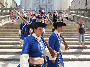 Girona resisteix! Jornades de recreaci&oacute; hist&ograve;rica de la Guerra de Successi&oacute;. Desfilada pels carrers