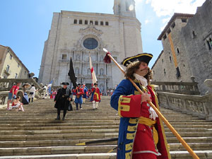 Girona resisteix! Jornades de recreaci&oacute; hist&ograve;rica de la Guerra de Successi&oacute;. Desfilada pels carrers