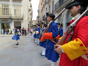 Girona resisteix! Jornades de recreaci&oacute; hist&ograve;rica de la Guerra de Successi&oacute;. Presentaci&oacute; i jurada de bandera