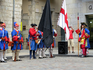 Girona resisteix! Jornades de recreaci&oacute; hist&ograve;rica de la Guerra de Successi&oacute;. Presentaci&oacute; i jurada de bandera