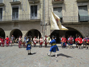 Girona resisteix! Jornades de recreaci&oacute; hist&ograve;rica de la Guerra de Successi&oacute;. Presentaci&oacute; i jurada de bandera