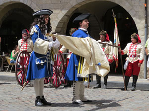 Girona resisteix! Jornades de recreaci&oacute; hist&ograve;rica de la Guerra de Successi&oacute;. Presentaci&oacute; i jurada de bandera