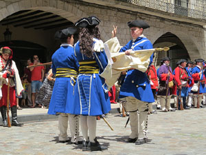 Girona resisteix! Jornades de recreaci&oacute; hist&ograve;rica de la Guerra de Successi&oacute;. Presentaci&oacute; i jurada de bandera