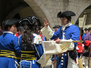 Girona resisteix! Jornades de recreaci&oacute; hist&ograve;rica de la Guerra de Successi&oacute;. Presentaci&oacute; i jurada de bandera