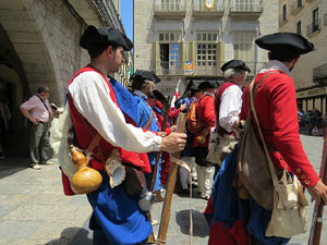 Girona resisteix! Jornades de recreaci&oacute; hist&ograve;rica de la Guerra de Successi&oacute;. Presentaci&oacute; i jurada de bandera