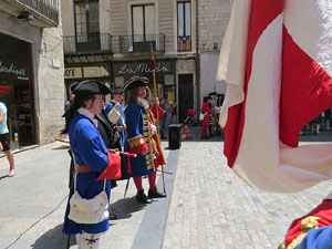 Girona resisteix! Jornades de recreaci&oacute; hist&ograve;rica de la Guerra de Successi&oacute;. Presentaci&oacute; i jurada de bandera