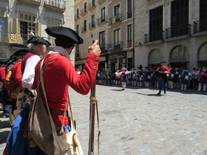 Girona resisteix! Jornades de recreaci&oacute; hist&ograve;rica de la Guerra de Successi&oacute;. Presentaci&oacute; i jurada de bandera