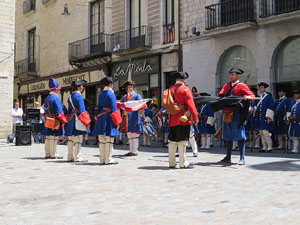 Girona resisteix! Jornades de recreaci&oacute; hist&ograve;rica de la Guerra de Successi&oacute;. Presentaci&oacute; i jurada de bandera
