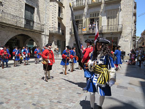 Girona resisteix! Jornades de recreaci&oacute; hist&ograve;rica de la Guerra de Successi&oacute;. Presentaci&oacute; i jurada de bandera