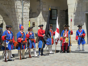Girona resisteix! Jornades de recreaci&oacute; hist&ograve;rica de la Guerra de Successi&oacute;. Presentaci&oacute; i jurada de bandera