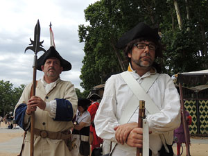 Girona resisteix! Jornades de recreaci&oacute; hist&ograve;rica de la Guerra de Successi&oacute;. Desfilada pels carrers del Barri Vell