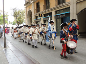 Girona resisteix! Jornades de recreaci&oacute; hist&ograve;rica de la Guerra de Successi&oacute;. Desfilada pels carrers del Barri Vell