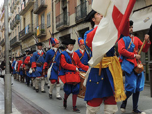Girona resisteix! Jornades de recreaci&oacute; hist&ograve;rica de la Guerra de Successi&oacute;. Desfilada pels carrers del Barri Vell