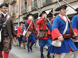 Girona resisteix! Jornades de recreaci&oacute; hist&ograve;rica de la Guerra de Successi&oacute;. Desfilada pels carrers del Barri Vell