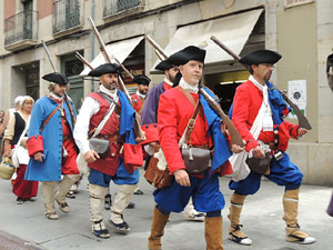 Girona resisteix! Jornades de recreaci&oacute; hist&ograve;rica de la Guerra de Successi&oacute;. Desfilada pels carrers del Barri Vell