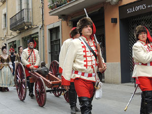 Girona resisteix! Jornades de recreaci&oacute; hist&ograve;rica de la Guerra de Successi&oacute;. Desfilada pels carrers del Barri Vell
