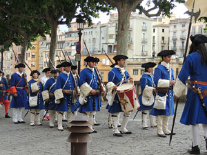 Girona resisteix! Jornades de recreaci&oacute; hist&ograve;rica de la Guerra de Successi&oacute;. Desfilada pels carrers del Barri Vell