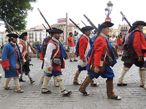 Girona resisteix! Jornades de recreaci&oacute; hist&ograve;rica de la Guerra de Successi&oacute;. Desfilada pels carrers del Barri Vell
