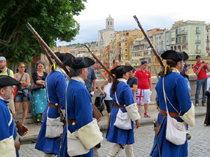Girona resisteix! Jornades de recreaci&oacute; hist&ograve;rica de la Guerra de Successi&oacute;. Desfilada pels carrers del Barri Vell
