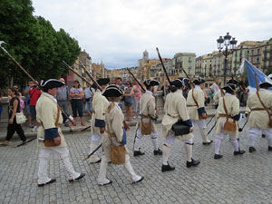 Girona resisteix! Jornades de recreaci&oacute; hist&ograve;rica de la Guerra de Successi&oacute;. Desfilada pels carrers del Barri Vell