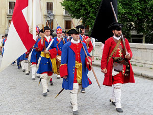 Girona resisteix! Jornades de recreaci&oacute; hist&ograve;rica de la Guerra de Successi&oacute;. Desfilada pels carrers del Barri Vell