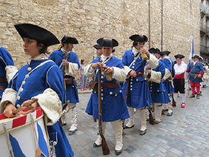 Girona resisteix! Jornades de recreaci&oacute; hist&ograve;rica de la Guerra de Successi&oacute;. Desfilada pels carrers del Barri Vell