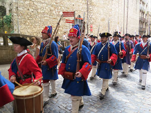 Girona resisteix! Jornades de recreaci&oacute; hist&ograve;rica de la Guerra de Successi&oacute;. Desfilada pels carrers del Barri Vell