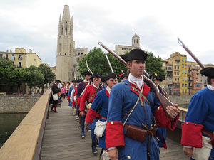 Girona resisteix! Jornades de recreaci&oacute; hist&ograve;rica de la Guerra de Successi&oacute;. Desfilada pels carrers del Barri Vell