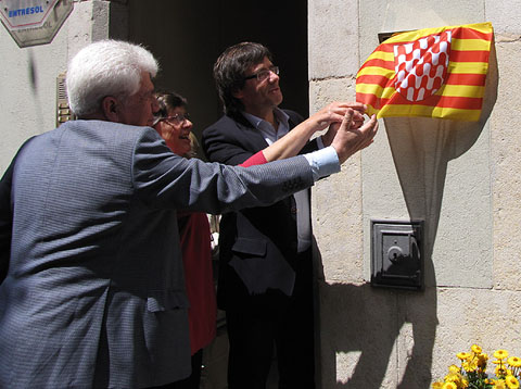 L'alcalde de Girona, Carles Puigdemont, la filla de l'homenatjat Teresa Masi&agrave; i l'alcalde de Ma&ccedil;anet de Cabrenys, Llu&iacute;s Carb&oacute;