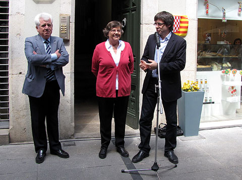L'alcalde de Girona, Carles Puigdemont, la filla de l'homenatjat Teresa Masi&agrave; i l'alcalde de Ma&ccedil;anet de Cabrenys, Llu&iacute;s Carb&oacute;