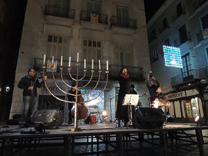 L'encesa de les llums de Hanukk&agrave; a la pla&ccedil;a del Vi