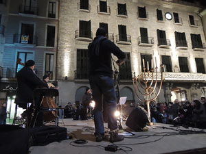 L'encesa de les llums de Hanukk&agrave; a la pla&ccedil;a del Vi