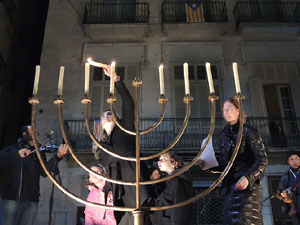 L'encesa de les llums de Hanukk&agrave; a la pla&ccedil;a del Vi