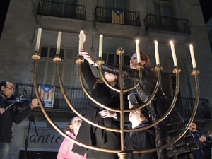 L'encesa de les llums de Hanukk&agrave; a la pla&ccedil;a del Vi