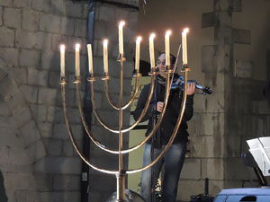 L'encesa de les llums de Hanukk&agrave; a la pla&ccedil;a del Vi