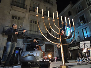 L'encesa de les llums de Hanukk&agrave; a la pla&ccedil;a del Vi