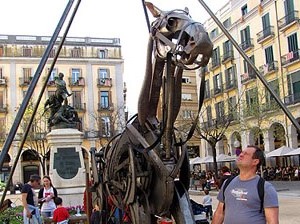 Espectacle Nit fant&agrave;stica a la pla&ccedil;a de la Independ&egrave;ncia, per la Cia. Antigua y Barbuda