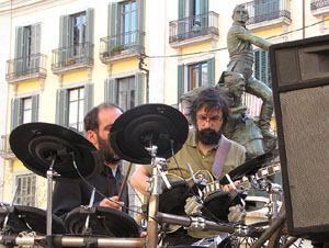 Espectacle Nit fant&agrave;stica a la pla&ccedil;a de la Independ&egrave;ncia, per la Cia. Antigua y Barbuda