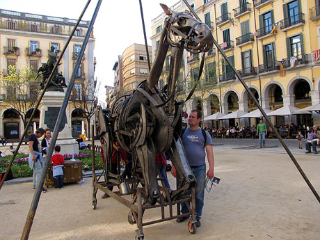 MOT Festival de Literatura. Espectacle Nit fant&agrave;stica a la pla&ccedil;a de la Independ&egrave;ncia. Cia. Antigua y Barbuda