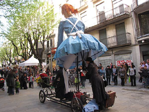 Espectacle a la Rambla de la Llibertat. El somni d'Al&iacute;cia, per la Cia. Teatre Nu 