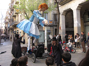 Espectacle a la Rambla de la Llibertat. El somni d'Al&iacute;cia, per la Cia. Teatre Nu 